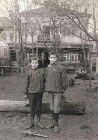 Неизвестный автор. Портрет двух мальчиков в косоворотках, стоящих во дворе дома.