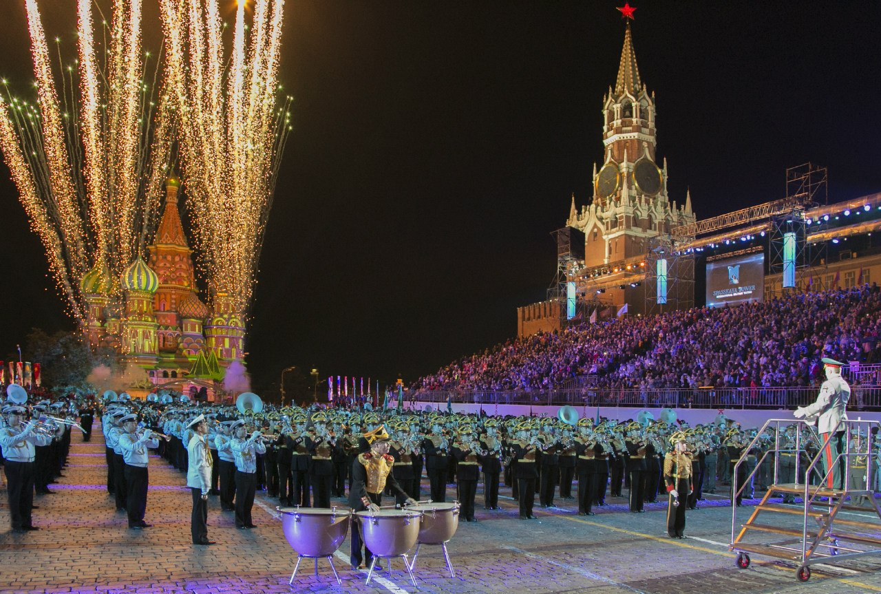 Выступление сводного оркестра всех участников фестиваля под руководством дирижёра Валерия Халилова