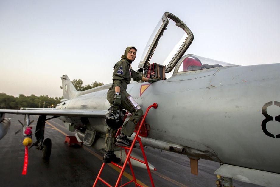 26-летняя Аиша Фарук, единственная пакистанская женщина-пилот, забирается в реактивный истребитель. Северный Пакистан 6 июня 2013 г. Reuters / Zohra Bensemra.