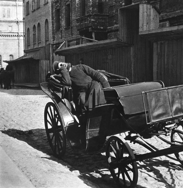 Спящий извозчик на одной из московских улиц, 1910 год, ТАСС