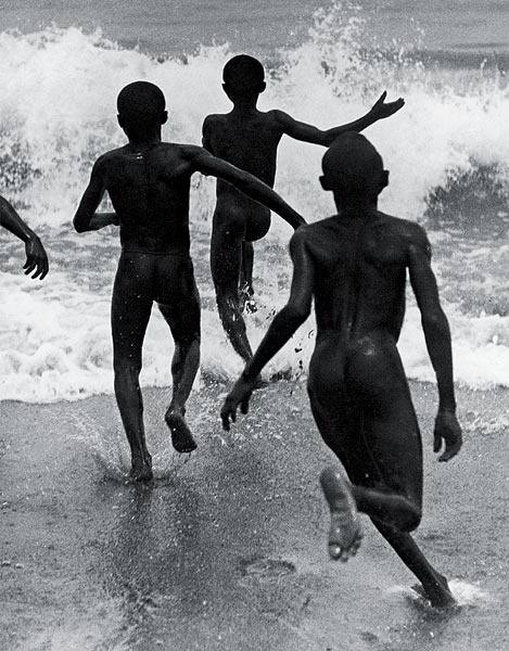 Три мальчика на озере Танганьика. Фото: Мартин Мункачи