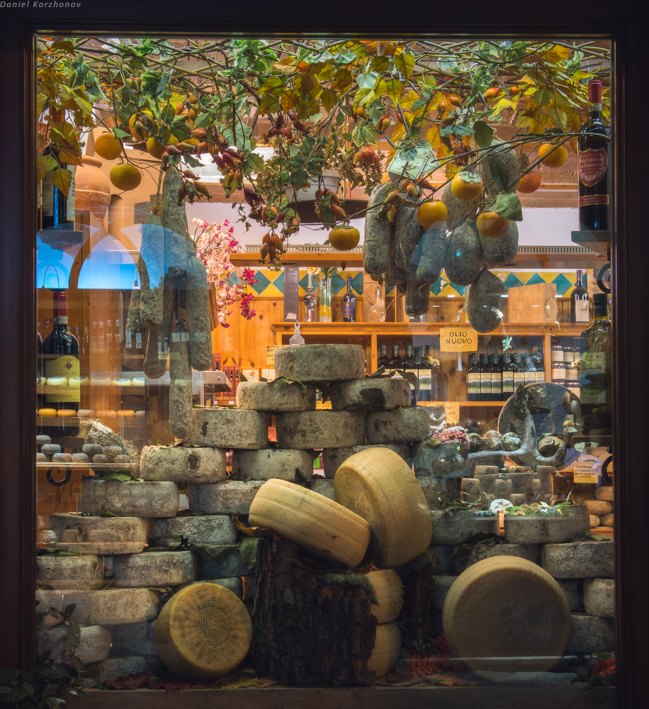 Витрина магазина в городе Пьенца. Фото Даниила Коржонова