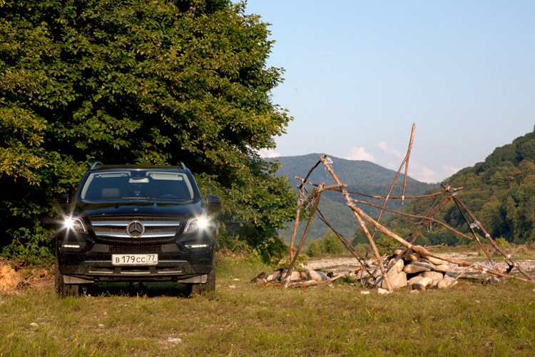Mercedes Benz GL500 на кемпинговой стоянке