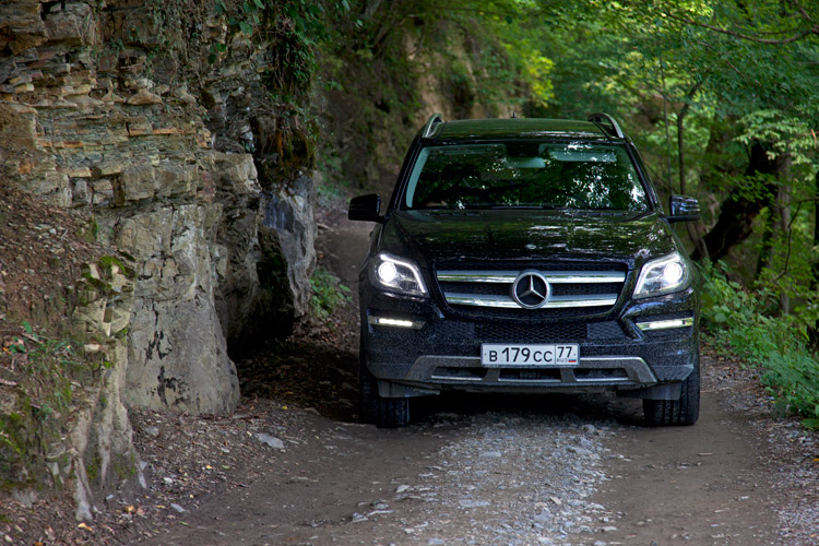 Mercedes Benz GL500 на дороге к водопаду