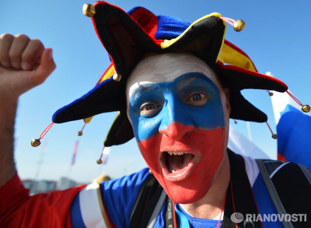 Болельщик перед хоккейным матчем Россия - США