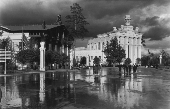 ВСХВ. Павильон «Сибирь». Автор: Михаил Трахман, 1950 год
