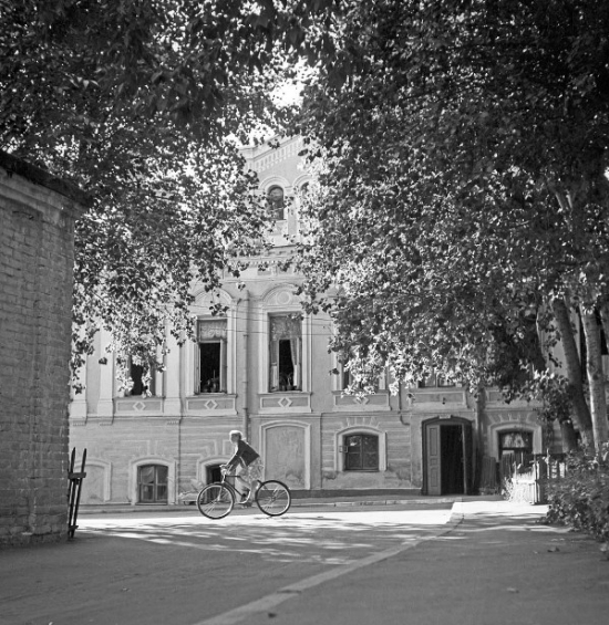Весна в двориках Старосадского переулка. Автор: Владимир Степанов, 1950 год