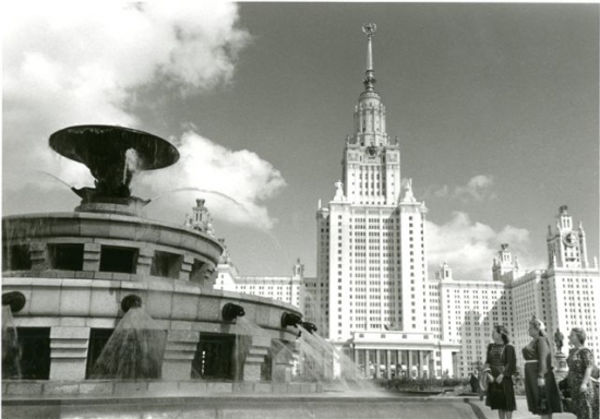 У фонтана МГУ. Автор: Николай Драчинский, 1946 год