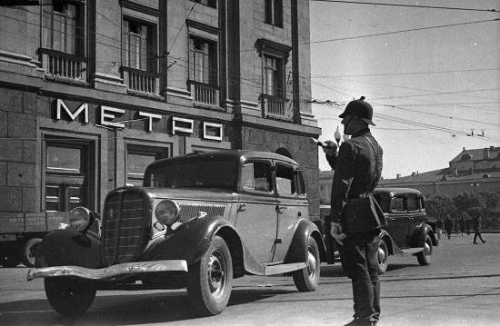 Регулировщик на Охотном Ряду. Автор: Эммануил Евзерихин, 1935 год