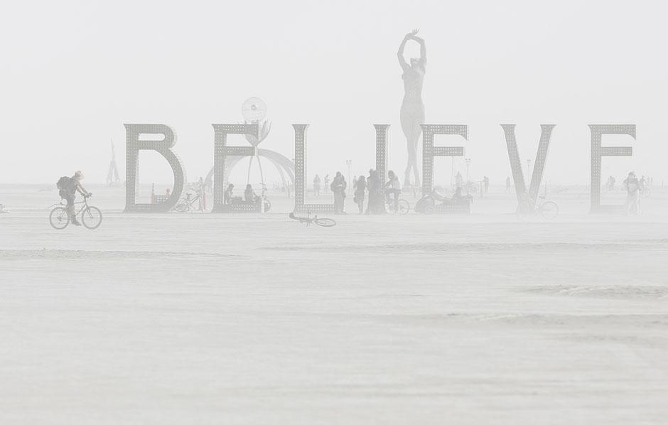 Окутанные пылью инсталляции на фестивале Burning Man 2013. Невада. 1 сентября 2013 г. Reuters / Jim Urquhart.