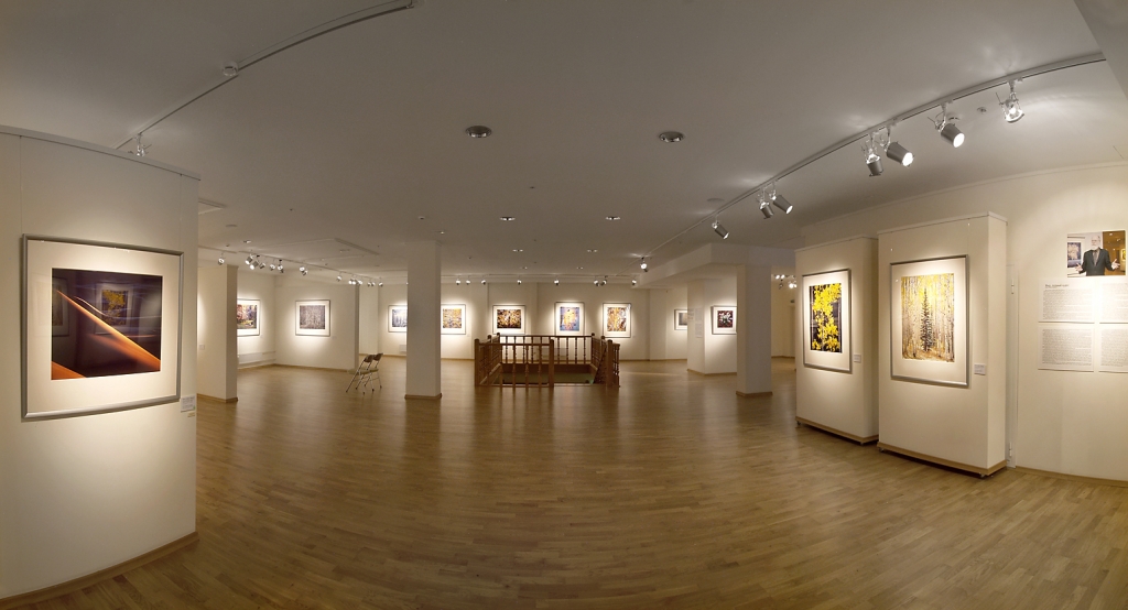 Художественный музей вейсмана интерьер. Залы для выставки. Выставочный зал интерьер. Помещение для выставки. Выставочный зал с картинами.