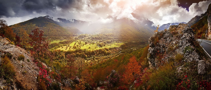 Сергей Сутковой. Чудесный свет над долиной. Черногория, октябрь 2013.