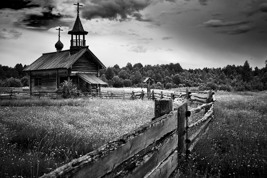 Сергей Сутковой. Деревянная церковь в селе Рыжково, Кенозёрский край. Архангельская область, июнь 2014.