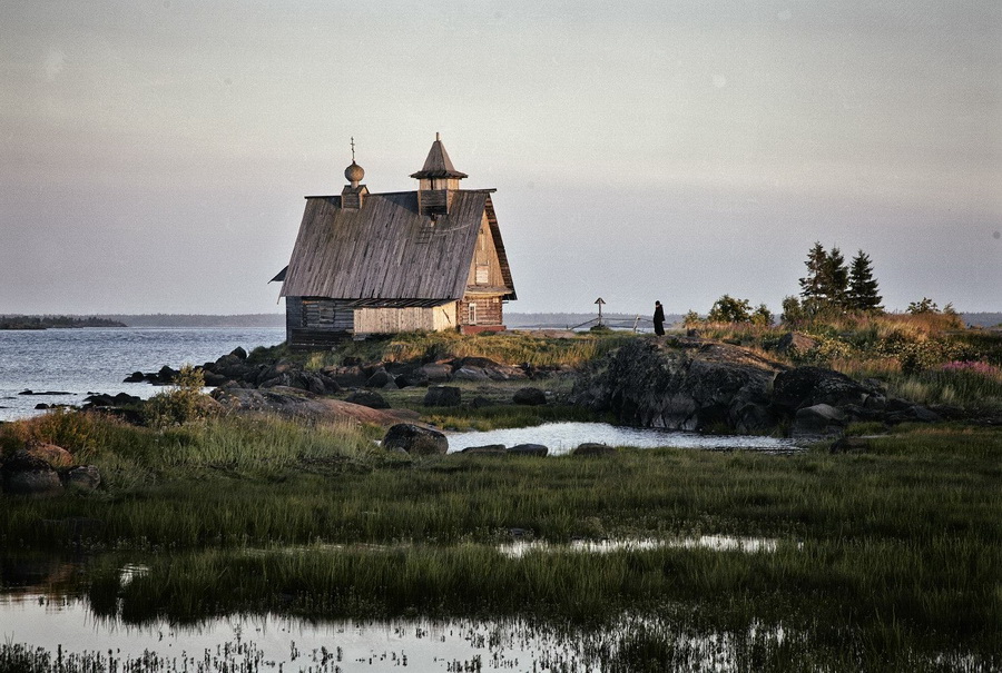 Сергей Сутковой. Рабочеостроск, по пути на Соловки. Остатки декораций фильма «Остров». Июль 2013