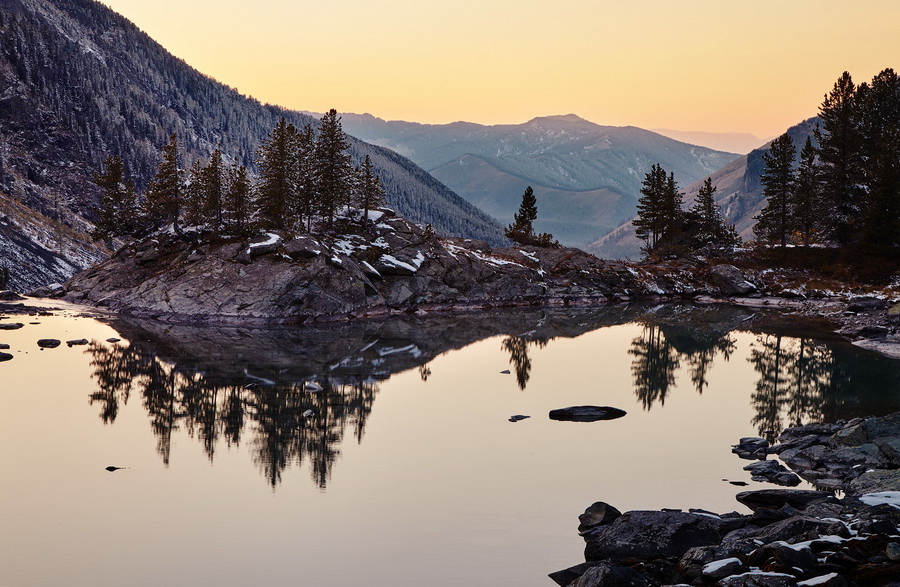 Сергей Сутковой. В зеркальной тиши Алтайских озер. Озеро Куйгук, Катуньский заповедник, Алтай, сентябрь 2014.