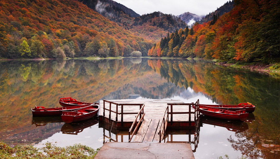 Сергей Сутковой. Пламенеющая гладь. Београдское озеро, Черногория, октябрь 2013.