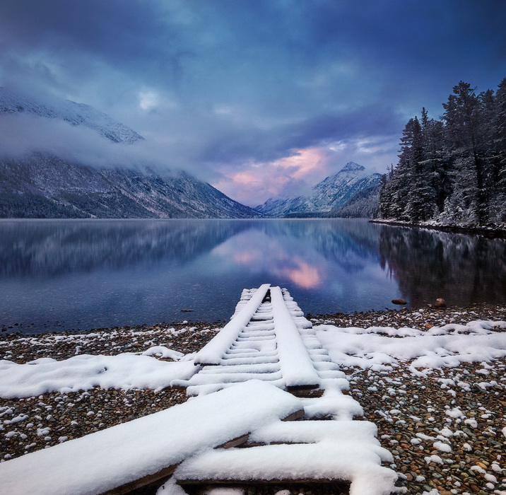 Сергей Сутковой. Глоток утреннего цвета. Рассвет на Нижнем Мультинксом озере. Катуньский заповедник, Алтай, сентябрь 2014.