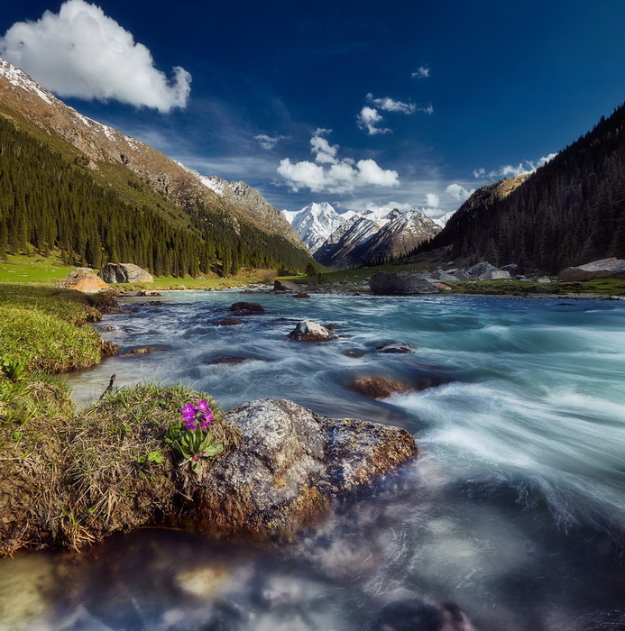 Сергей Сутковой. Вид не величественную Огуз-Баши. Ущелье Джети-Огуз, Киргизия, май 2015.